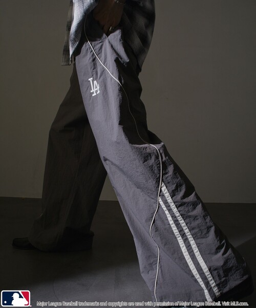 MLB(メジャーリーグベースボール)の「MLB/メジャーリーグベースボール MLB 別注ナイロンラインパイピングパンツ/トラックパンツ(限定展開)(その他パンツ・メンズ・ネイビー/グレー/ブラック・LARGE/MEDIUM/SMALL)」の19枚目の写真