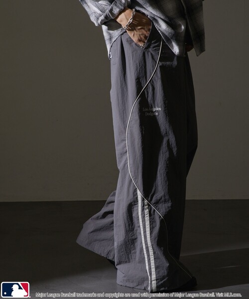 MLB(メジャーリーグベースボール)の「MLB/メジャーリーグベースボール MLB 別注ナイロンラインパイピングパンツ/トラックパンツ(限定展開)(その他パンツ・メンズ・ネイビー/グレー/ブラック・LARGE/MEDIUM/SMALL)」の20枚目の写真