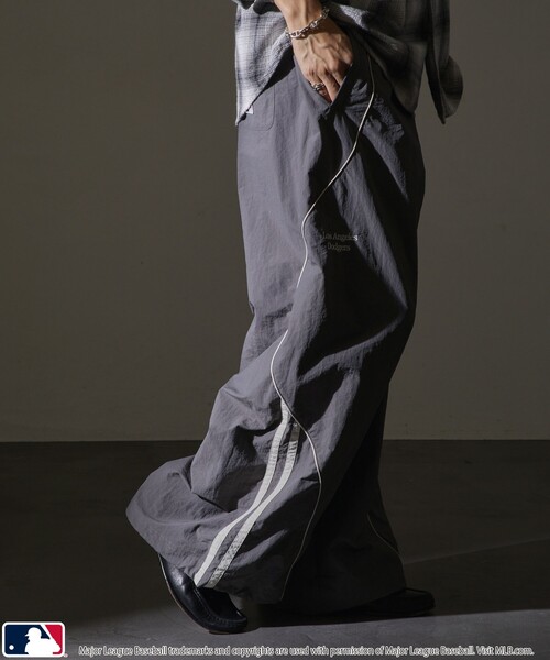 MLB(メジャーリーグベースボール)の「MLB/メジャーリーグベースボール MLB 別注ナイロンラインパイピングパンツ/トラックパンツ(限定展開)(その他パンツ・メンズ・ネイビー/グレー/ブラック・LARGE/MEDIUM/SMALL)」の21枚目の写真