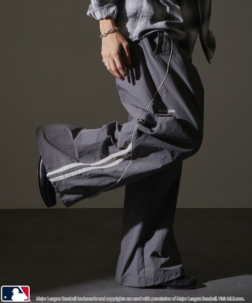 MLB(メジャーリーグベースボール)の「MLB/メジャーリーグベースボール MLB 別注ナイロンラインパイピングパンツ/トラックパンツ(限定展開)(その他パンツ・メンズ・ネイビー/グレー/ブラック・LARGE/MEDIUM/SMALL)」の22枚目の写真