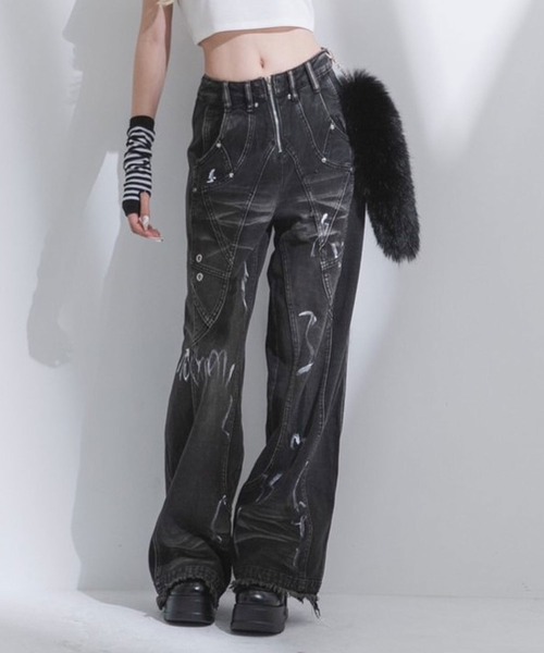 Diable baiser(ディアブルベーゼ)の「ペイントグラフィックオーバーデニムカーブパンツ(デニムパンツ・レディース・ブラック/ブラック系その他・LL/LARGE/SMALL/MEDIUM)」の1枚目の写真