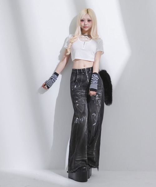 Diable baiser(ディアブルベーゼ)の「ペイントグラフィックオーバーデニムカーブパンツ(デニムパンツ・レディース・ブラック/ブラック系その他・LL/LARGE/SMALL/MEDIUM)」の17枚目の写真