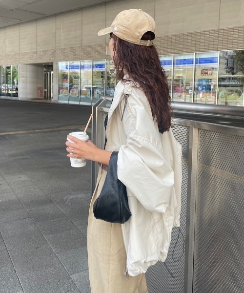 y/m(イム)の「ドロストマウンテンパーカー(ブルゾン・レディース・ブラック/オフホワイト・FREE)」の18枚目の写真