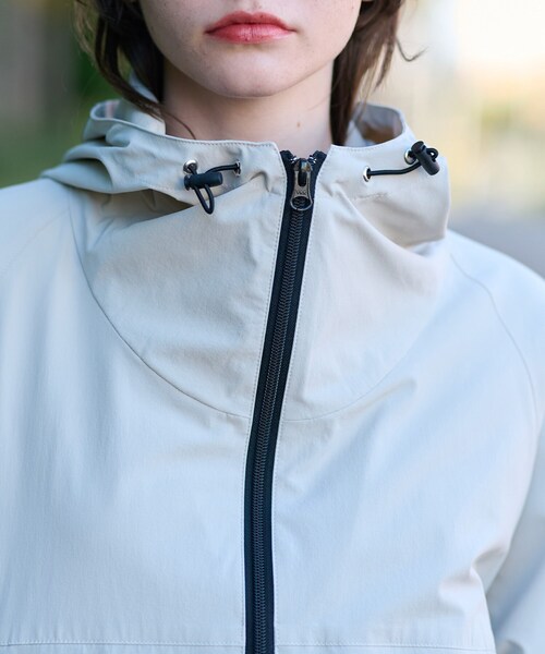 DRESSTERIOR（ドレステリア）の「【洗える】撥水ストレッチアノラックパーカ（ブルゾン・レディース・ブラック/ライトグレー・36/38）」の12枚目の写真