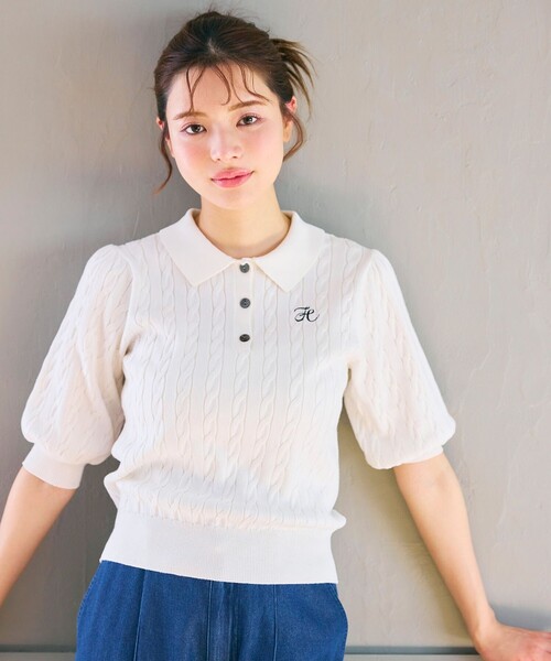 Feroux(フェルゥ)の「胸元刺繍ケーブルポロ ニット(ニット/セーター・レディース・ホワイト系/ライトグリーン系/グレー系/ピンク系・F)」の2枚目の写真