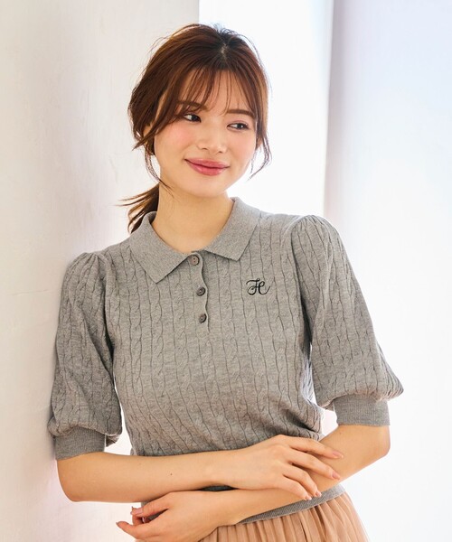 Feroux(フェルゥ)の「胸元刺繍ケーブルポロ ニット(ニット/セーター・レディース・ホワイト系/ライトグリーン系/グレー系/ピンク系・F)」の1枚目の写真