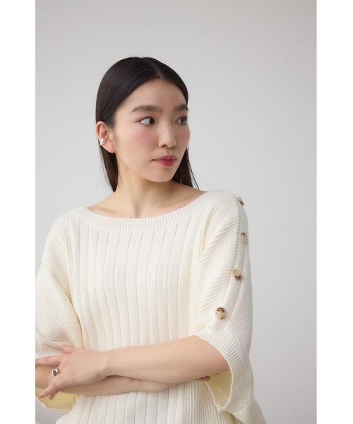 AZUL by moussy（アズールバイマウジー）の「2WAYショルダーボタンニット（ニット/セーター・レディース・アイボリー/ブラック/ブルー/ピンク・FREE）」の5枚目の写真