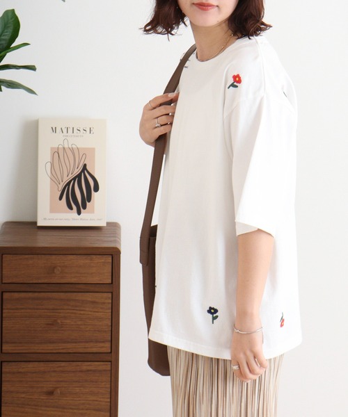 Emago（イマゴ）の「EMAGO くるくる刺繍Ｔ（Tシャツ/カットソー・レディース・ホワイト/イエロー/ブルー・FREE）」の4枚目の写真