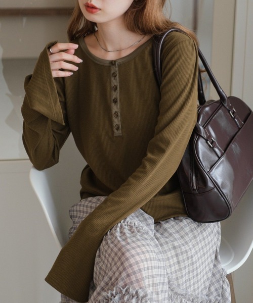 Kastane（カスタネ）の「【新色追加/5色展開】ヘンリーリブプルオーバー（Tシャツ/カットソー・レディース・ネイビー/サックスブルー/アイボリー/カーキ/グレー/ブラウン・FREE）」の4枚目の写真