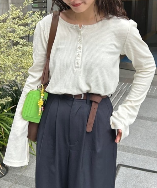 Kastane（カスタネ）の「【新色追加/5色展開】ヘンリーリブプルオーバー（Tシャツ/カットソー・レディース・ネイビー/サックスブルー/アイボリー/カーキ/グレー/ブラウン・FREE）」の2枚目の写真