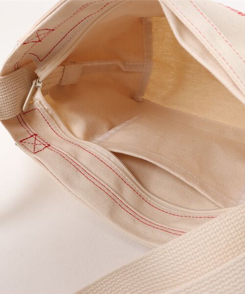 Manhattan Portage(マンハッタンポーテージ)の「PINE STREET SHOULDER BAG CANVAS LITE 25(ショルダーバッグ・レディース・ナチュラル/ダークネイビー・SMALL)」の4枚目の写真