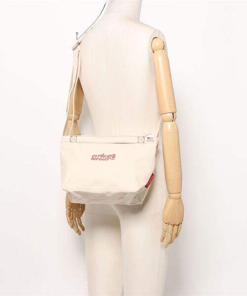 Manhattan Portage(マンハッタンポーテージ)の「PINE STREET SHOULDER BAG CANVAS LITE 25(ショルダーバッグ・レディース・ナチュラル/ダークネイビー・SMALL)」の3枚目の写真
