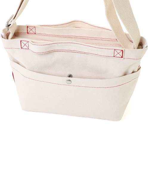 Manhattan Portage(マンハッタンポーテージ)の「PINE STREET SHOULDER BAG CANVAS LITE 25(ショルダーバッグ・レディース・ナチュラル/ダークネイビー・SMALL)」の11枚目の写真
