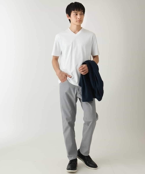 a.v.v(アーヴェヴェ)の「【接触冷感/UVカット/毛玉になりにくい】シルケットスムースVネックカットソー(Tシャツ/カットソー・メンズ・ブラック/ライトグレー/チャコールグレー/ホワイト・48/50/44/46)」の6枚目の写真