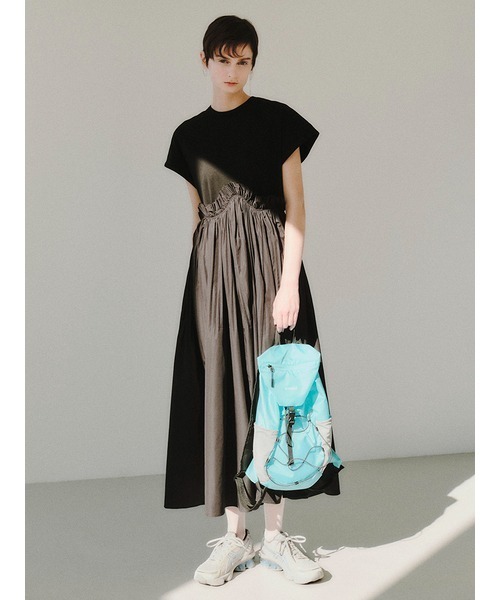 【新品未使用】emmi atelier カットドッキングプリーツワンピース 限定カラー】カットドッキングプリーツワンピース（マキシ丈