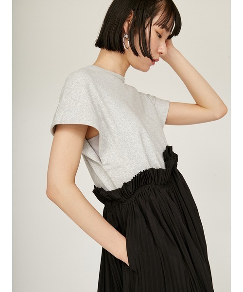 emmi（エミ）の「【限定カラー】カットドッキングプリーツワンピース