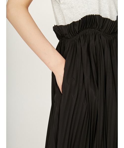 emmi（エミ）の「【限定カラー】カットドッキングプリーツワンピース