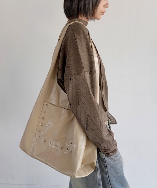UNE MANSION（ユヌマンション）の「A4収納可能 シルバースタッドニックポケットトートバッグ/ショルダーバッグ（ショルダーバッグ・レディース・ブラック/ベージュ・ONE SIZE）」の2枚目の写真