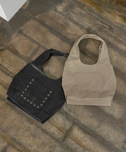 UNE MANSION（ユヌマンション）の「A4収納可能 シルバースタッドニックポケットトートバッグ/ショルダーバッグ（ショルダーバッグ・レディース・ブラック/ベージュ・ONE SIZE）」の3枚目の写真
