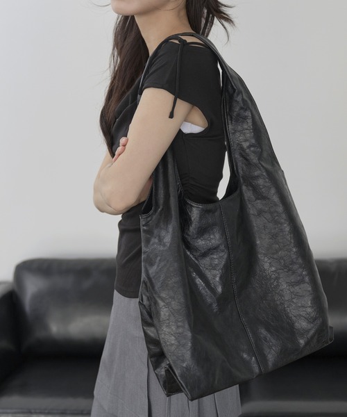 UNE MANSION（ユヌマンション）の「A4収納可能 シルバースタッドニックポケットトートバッグ/ショルダーバッグ（ショルダーバッグ・レディース・ブラック/ベージュ・ONE SIZE）」の6枚目の写真