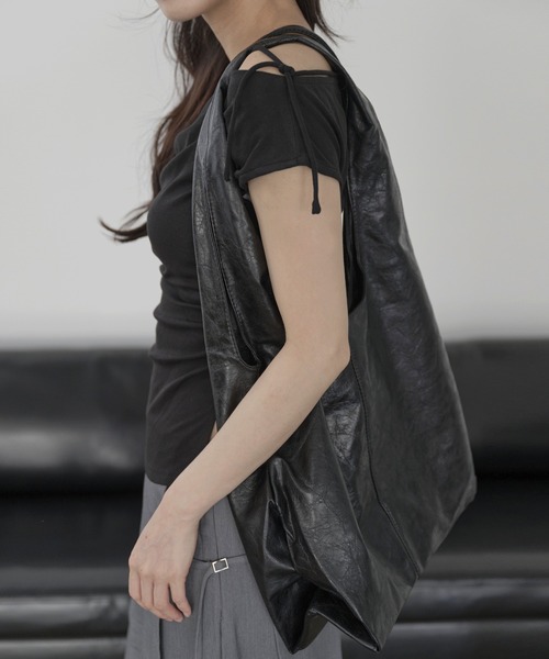 UNE MANSION（ユヌマンション）の「A4収納可能 シルバースタッドニックポケットトートバッグ/ショルダーバッグ（ショルダーバッグ・レディース・ブラック/ベージュ・ONE SIZE）」の7枚目の写真