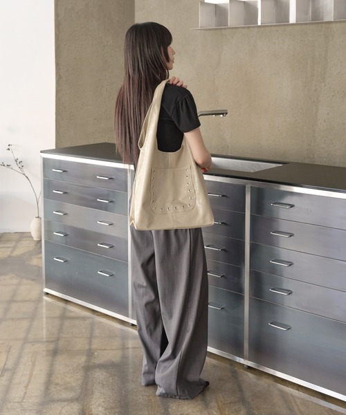 UNE MANSION（ユヌマンション）の「A4収納可能 シルバースタッドニックポケットトートバッグ/ショルダーバッグ（ショルダーバッグ・レディース・ブラック/ベージュ・ONE SIZE）」の8枚目の写真