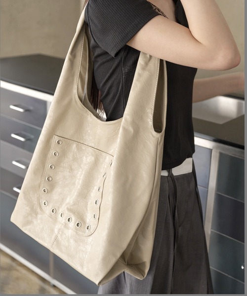 UNE MANSION（ユヌマンション）の「A4収納可能 シルバースタッドニックポケットトートバッグ/ショルダーバッグ（ショルダーバッグ・レディース・ブラック/ベージュ・ONE SIZE）」の9枚目の写真