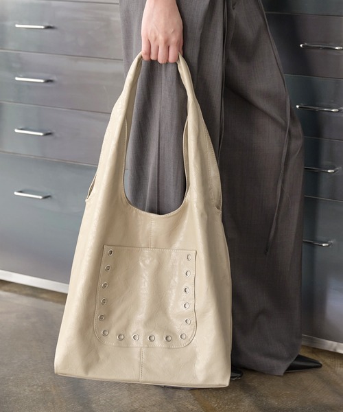 UNE MANSION（ユヌマンション）の「A4収納可能 シルバースタッドニックポケットトートバッグ/ショルダーバッグ（ショルダーバッグ・レディース・ブラック/ベージュ・ONE SIZE）」の16枚目の写真