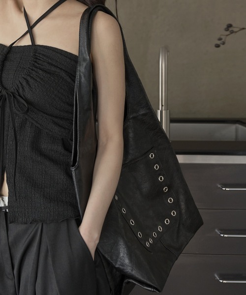 UNE MANSION（ユヌマンション）の「A4収納可能 シルバースタッドニックポケットトートバッグ/ショルダーバッグ（ショルダーバッグ・レディース・ブラック/ベージュ・ONE SIZE）」の12枚目の写真