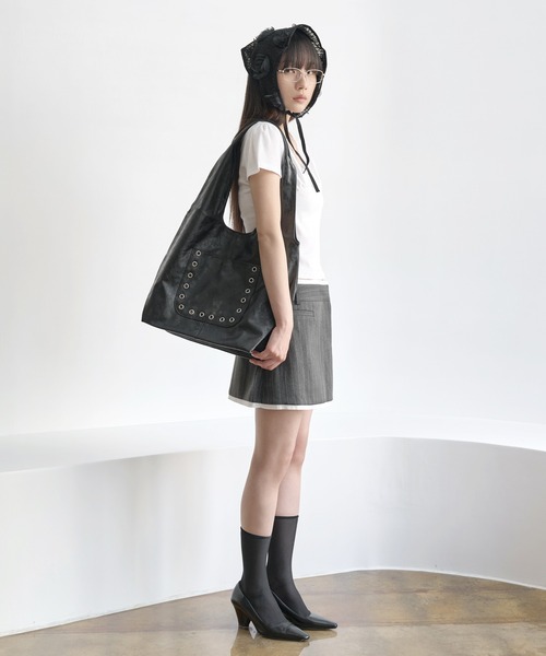 UNE MANSION（ユヌマンション）の「A4収納可能 シルバースタッドニックポケットトートバッグ/ショルダーバッグ（ショルダーバッグ・レディース・ブラック/ベージュ・ONE SIZE）」の18枚目の写真