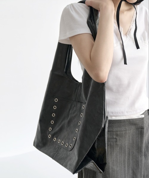 UNE MANSION（ユヌマンション）の「A4収納可能 シルバースタッドニックポケットトートバッグ/ショルダーバッグ（ショルダーバッグ・レディース・ブラック/ベージュ・ONE SIZE）」の19枚目の写真