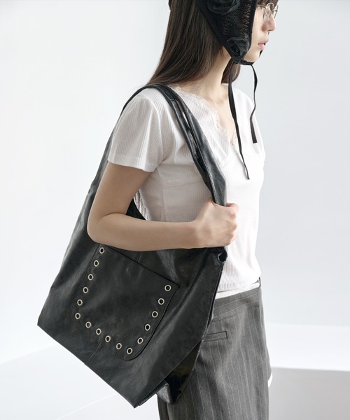 UNE MANSION（ユヌマンション）の「A4収納可能 シルバースタッドニックポケットトートバッグ/ショルダーバッグ（ショルダーバッグ・レディース・ブラック/ベージュ・ONE SIZE）」の20枚目の写真