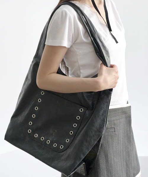 UNE MANSION（ユヌマンション）の「A4収納可能 シルバースタッドニックポケットトートバッグ/ショルダーバッグ（ショルダーバッグ・レディース・ブラック/ベージュ・ONE SIZE）」の21枚目の写真