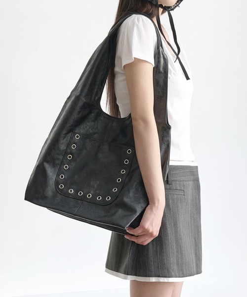 UNE MANSION（ユヌマンション）の「A4収納可能 シルバースタッドニックポケットトートバッグ/ショルダーバッグ（ショルダーバッグ・レディース・ブラック/ベージュ・ONE SIZE）」の22枚目の写真