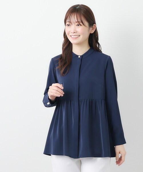 LAURA ASHLEY(ローラアシュレイ)の「【羽織りに使える/パール調ボタン 】ペプラムブラウス(シャツ/ブラウス・レディース・ネイビー/サックスブルー/オフホワイト・40/38)」の2枚目の写真