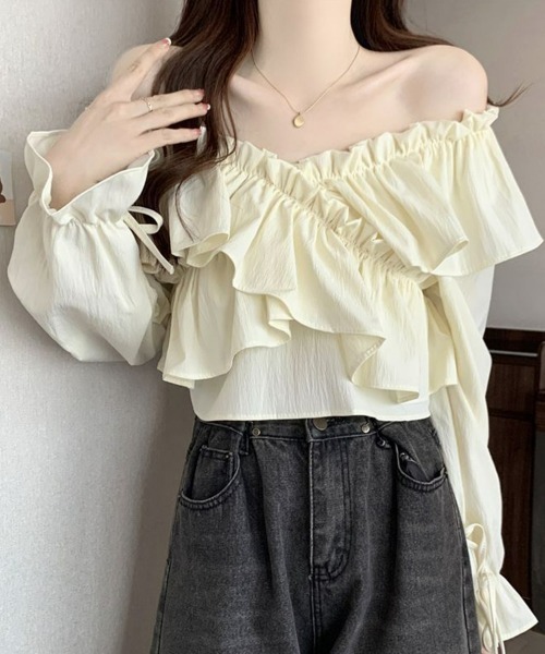 SEU（エスイーユー）の「ペプラムトップス オフィスカジュアル オフショルフリルリボンショート丈ブラウス フリル  ショート丈 きれいめカジュアル 韓国 マルチWAY（シャツ/ブラウス・レディース・ブルー/アイボリー/ホワイト/ブラック・フリー）」の2枚目の写真