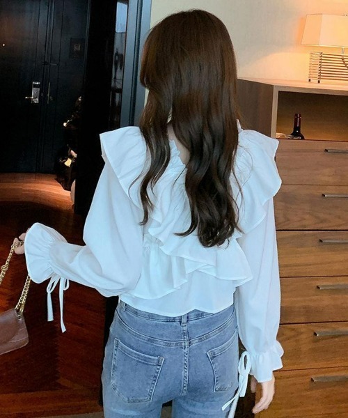 SEU（エスイーユー）の「ペプラムトップス オフィスカジュアル オフショルフリルリボンショート丈ブラウス フリル  ショート丈 きれいめカジュアル 韓国 マルチWAY（シャツ/ブラウス・レディース・ブルー/アイボリー/ホワイト/ブラック・フリー）」の18枚目の写真