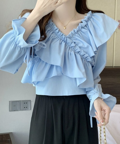 SEU（エスイーユー）の「ペプラムトップス オフィスカジュアル オフショルフリルリボンショート丈ブラウス フリル  ショート丈 きれいめカジュアル 韓国 マルチWAY（シャツ/ブラウス・レディース・ブルー/アイボリー/ホワイト/ブラック・フリー）」の19枚目の写真