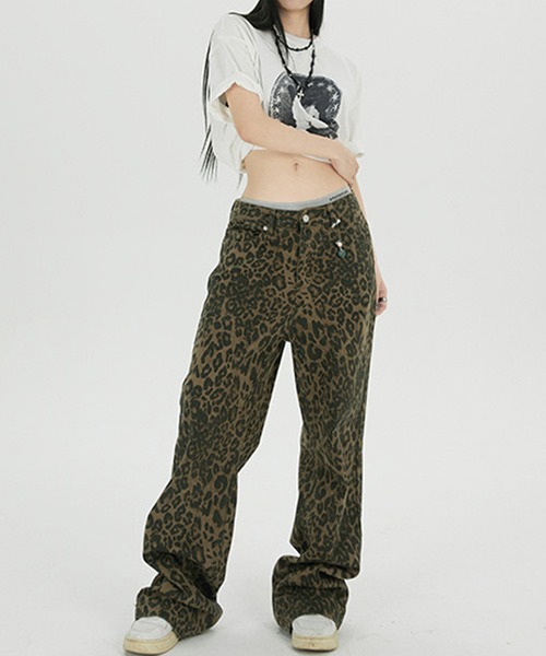 NANEA(ナネア)の「ヒョウ柄ワイドストレートパンツ(デニムパンツ・レディース・レオパード・SMALL/MEDIUM/LARGE/X-LARGE)」の3枚目の写真