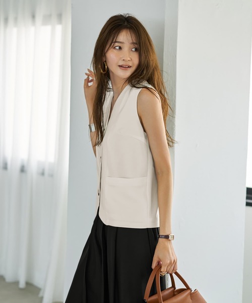 STYLE DELI(スタイルデリ)の「【LUXE】スタイリッシュベストトップス(ベスト・レディース・アイボリー/サンドベージュ・MEDIUM)」の4枚目の写真