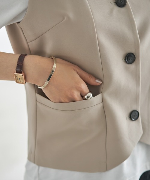 STYLE DELI(スタイルデリ)の「【LUXE】スタイリッシュベストトップス(ベスト・レディース・アイボリー/サンドベージュ・MEDIUM)」の4枚目の写真