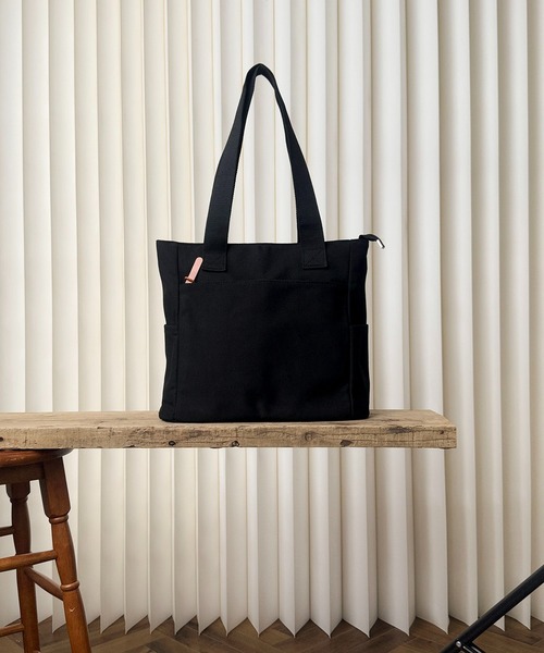folka(フォルカ)の「7B45 サイドポケット付き ミニマル キャンバス トートバッグ(トートバッグ・レディース・ブラック・ONESIZE)」の4枚目の写真