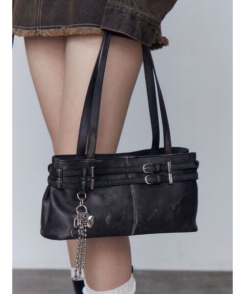 EMODA（エモダ）の「チャームベルトショルダーバッグ（ショルダーバッグ・レディース・ブラウン/ブラック・FREE）」の5枚目の写真