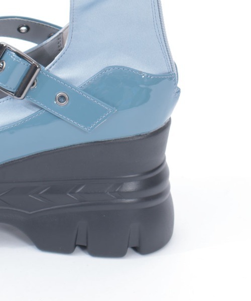 axes femme POETIQUE（アクシーズファムポエティック）の「ベルトデザイン厚底シューズ（パンプス・レディース・グレー/ブラック・LARGE/MEDIUM）」の3枚目の写真