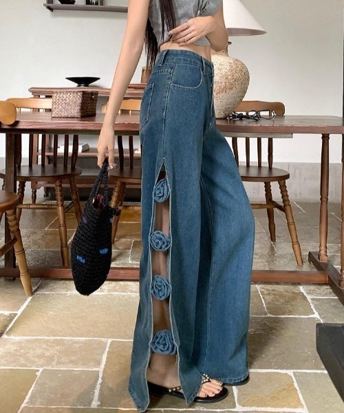 FAVORITO(ファヴォリート)の「フラワースリットデニムワイドパンツ(デニムパンツ・レディース・ブルー・XL/L/M)」の4枚目の写真