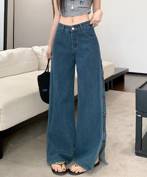 FAVORITO(ファヴォリート)の「フラワースリットデニムワイドパンツ(デニムパンツ・レディース・ブルー・XL/L/M)」の2枚目の写真