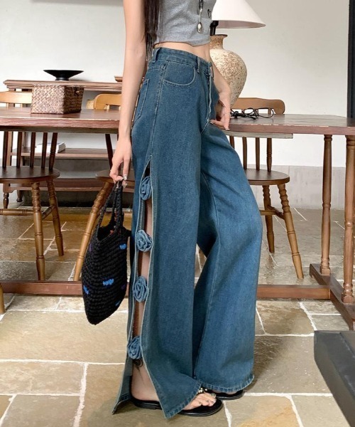 FAVORITO(ファヴォリート)の「フラワースリットデニムワイドパンツ(デニムパンツ・レディース・ブルー・XL/L/M)」の6枚目の写真