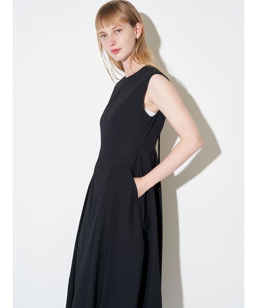 ELENDEEK（エレンディーク）の「フォルムシルエットワンピース（ワンピース・レディース・マスタード/ブラック・01/02）」の19枚目の写真