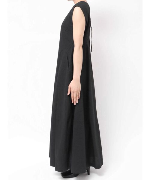 ELENDEEK（エレンディーク）の「フォルムシルエットワンピース（ワンピース・レディース・マスタード/ブラック・01/02）」の22枚目の写真