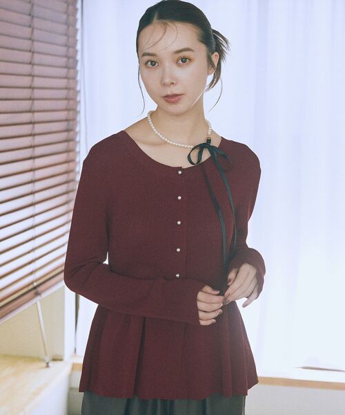 earth music&ecology（アースミュージックアンドエコロジー）の「【2025AW/主役トップス/パールボタン】ペプラムニットカーディガン（ニット/セーター・レディース・ボルドー/ピンク/ブラック・FREE）」の5枚目の写真